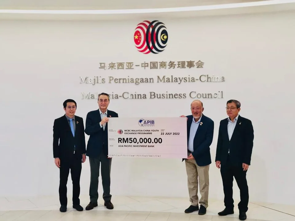 Cheque Presentation Ceremony of Fund-Raising for the Malaysia-China Youth